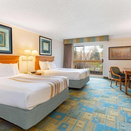 La Quinta By Wyndham Redding Hotel Exterior photo