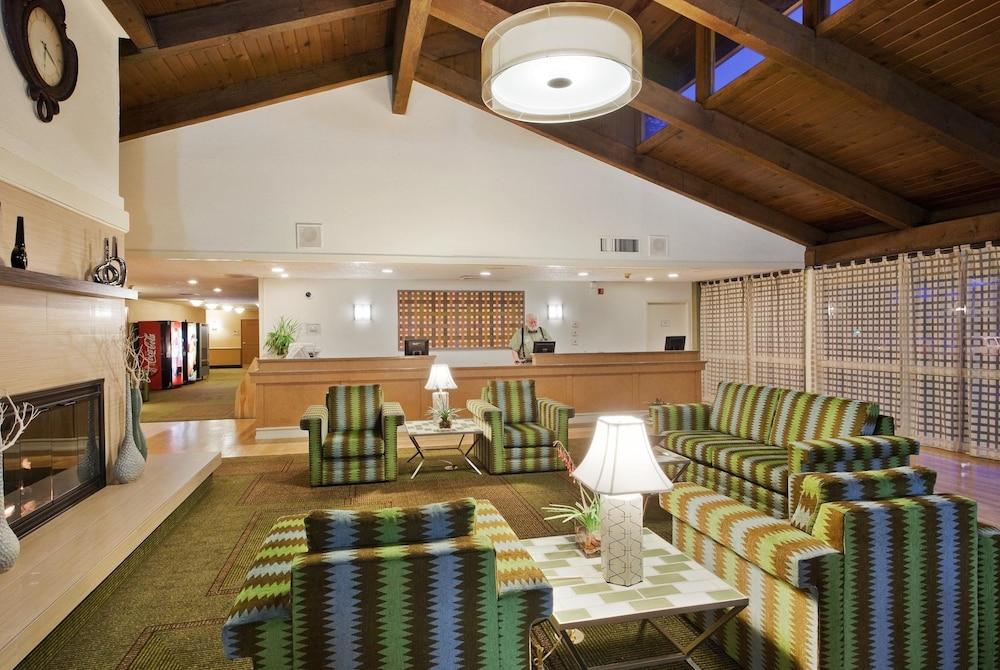 La Quinta By Wyndham Redding Hotel Exterior photo
