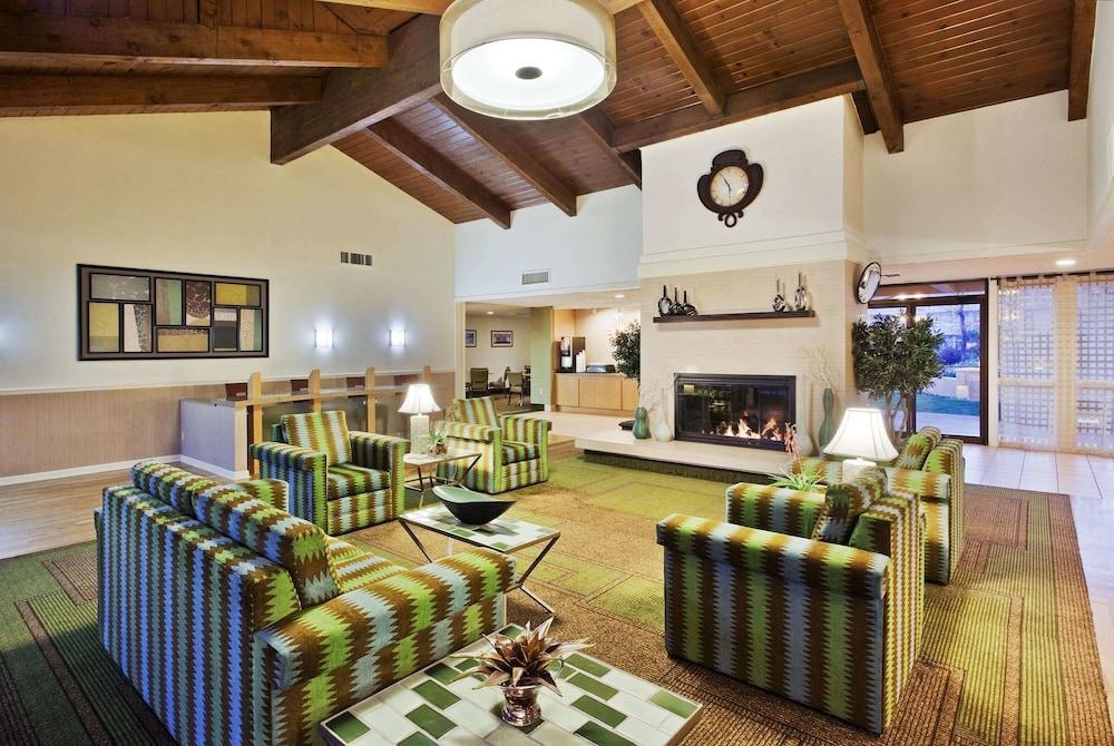 La Quinta By Wyndham Redding Hotel Exterior photo