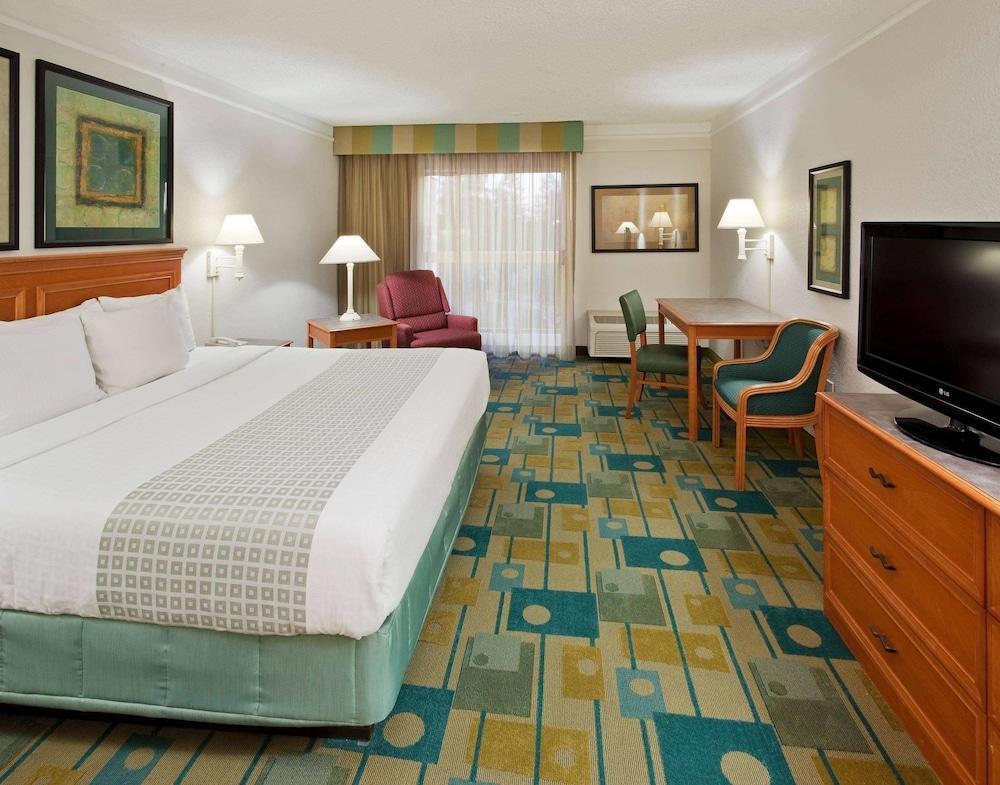 La Quinta By Wyndham Redding Hotel Exterior photo
