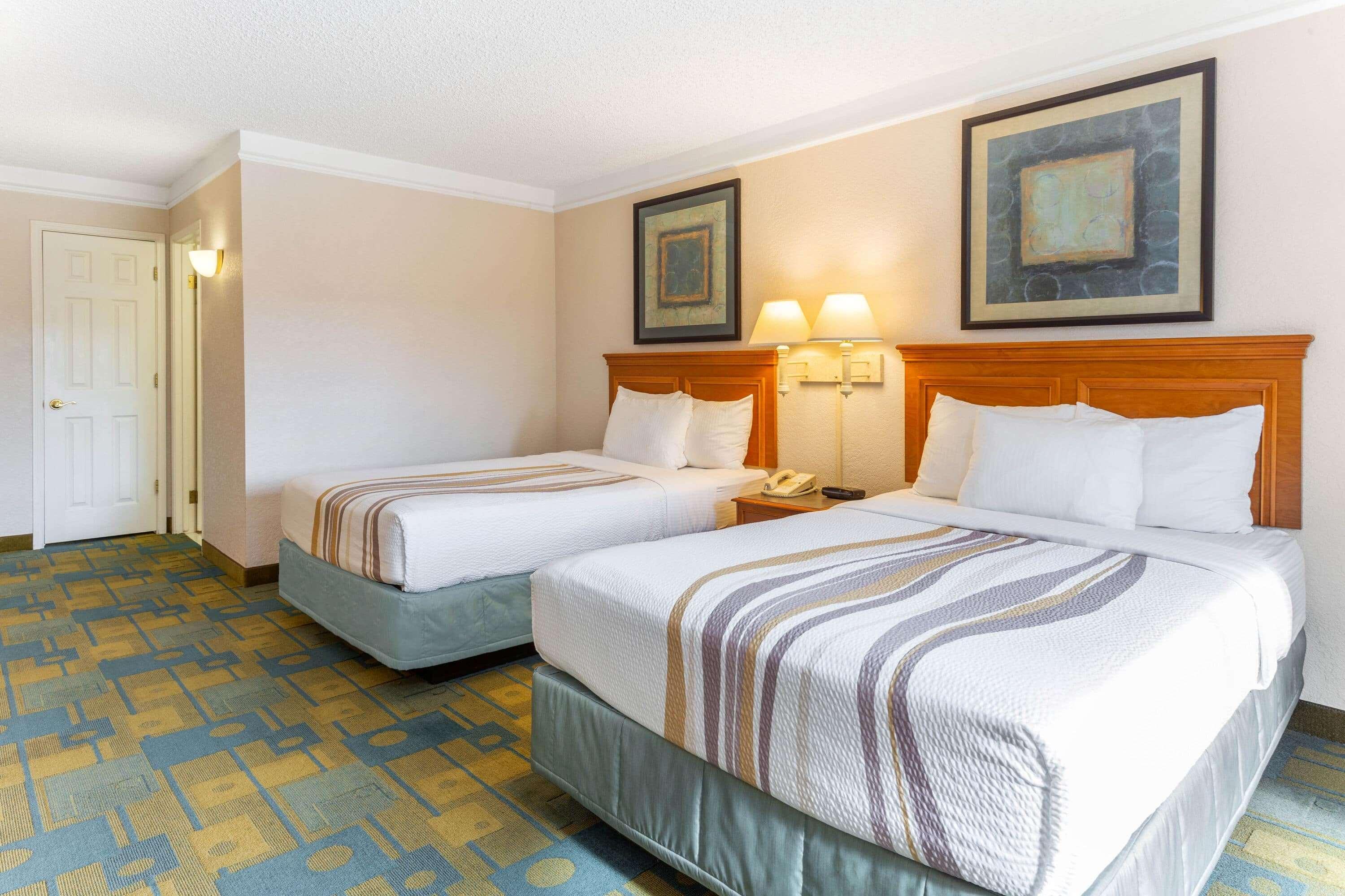 La Quinta By Wyndham Redding Hotel Exterior photo