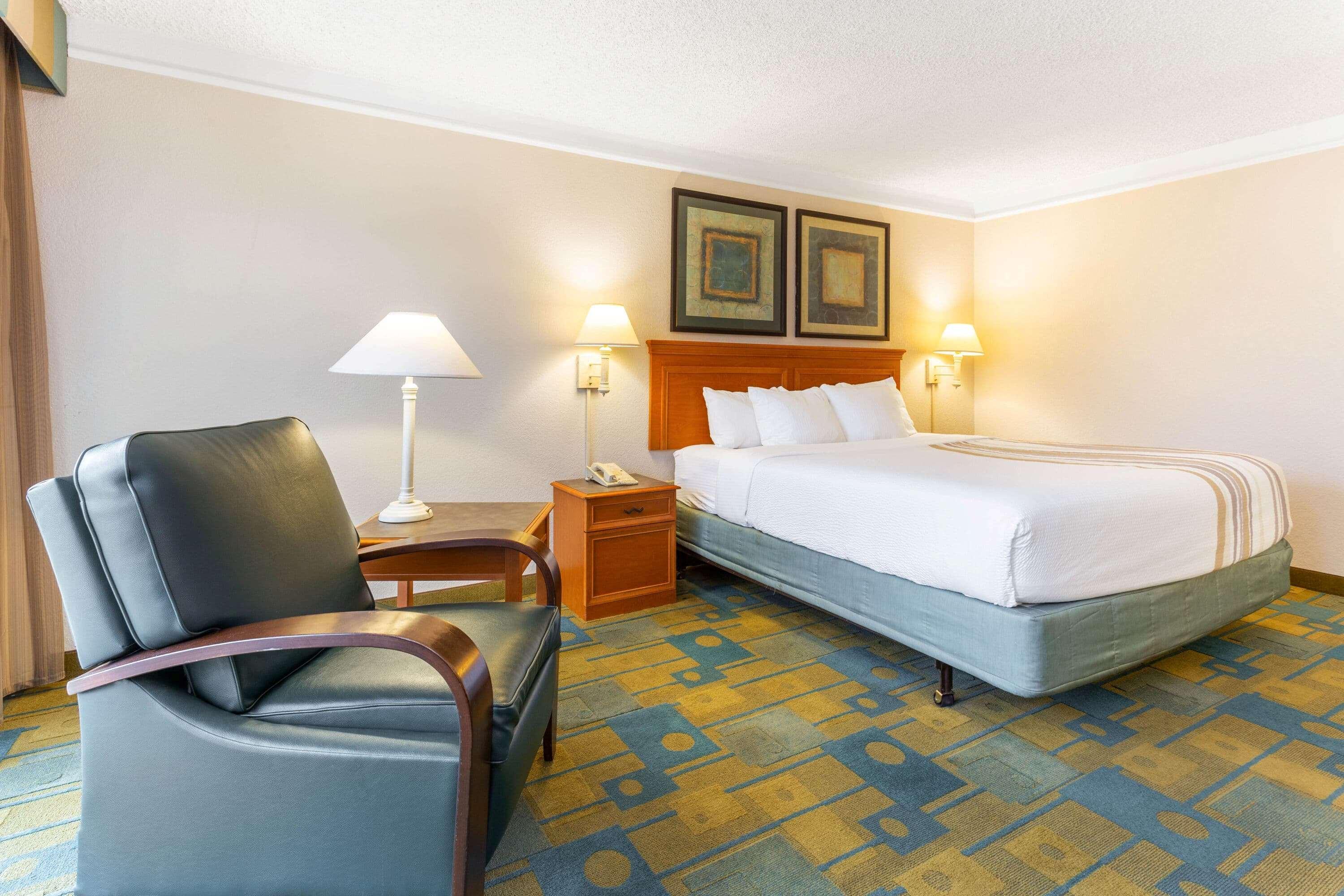 La Quinta By Wyndham Redding Hotel Exterior photo