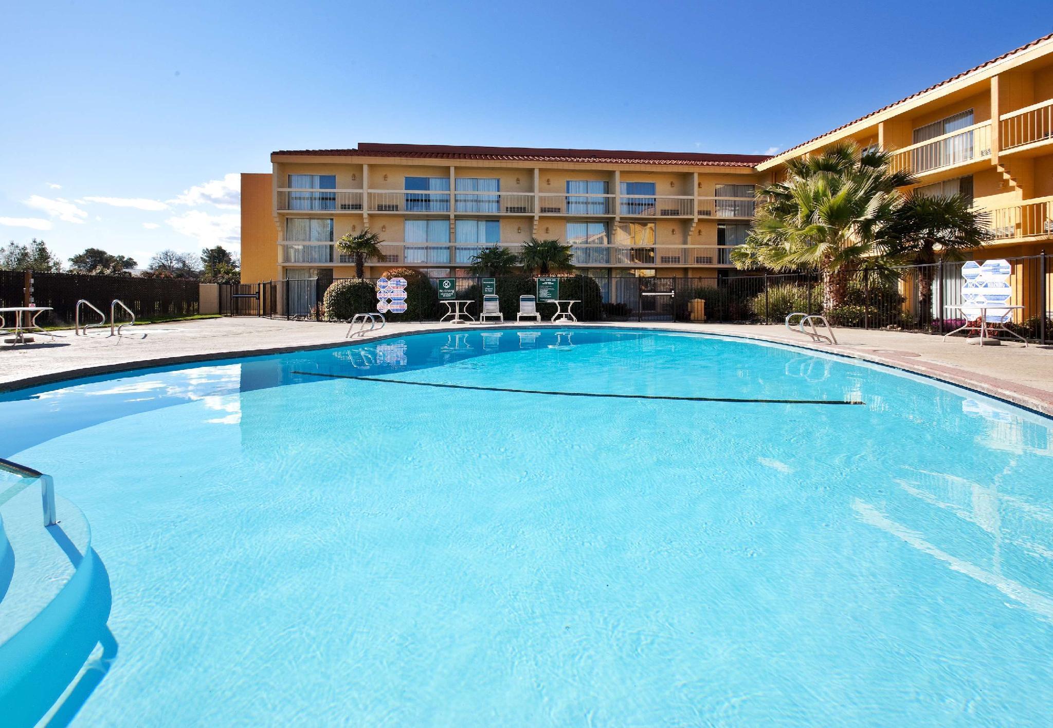 La Quinta By Wyndham Redding Hotel Exterior photo