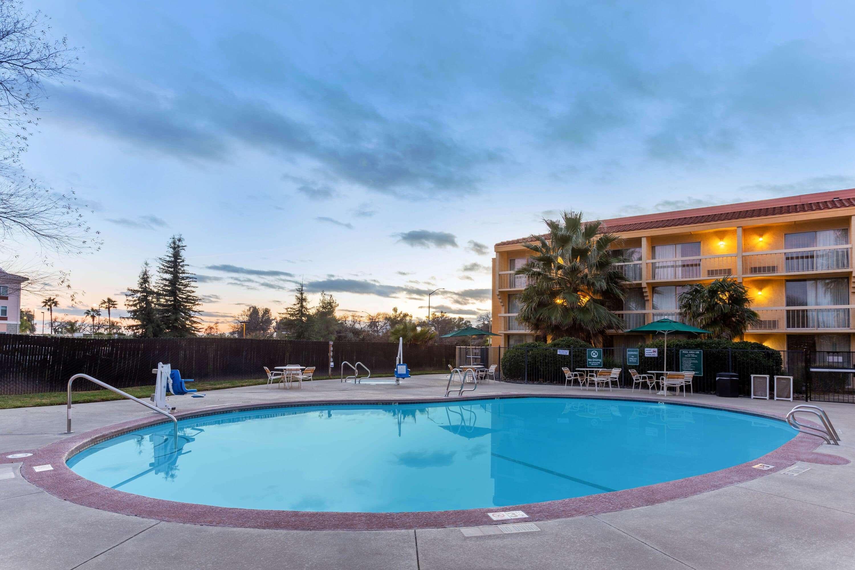 La Quinta By Wyndham Redding Hotel Exterior photo