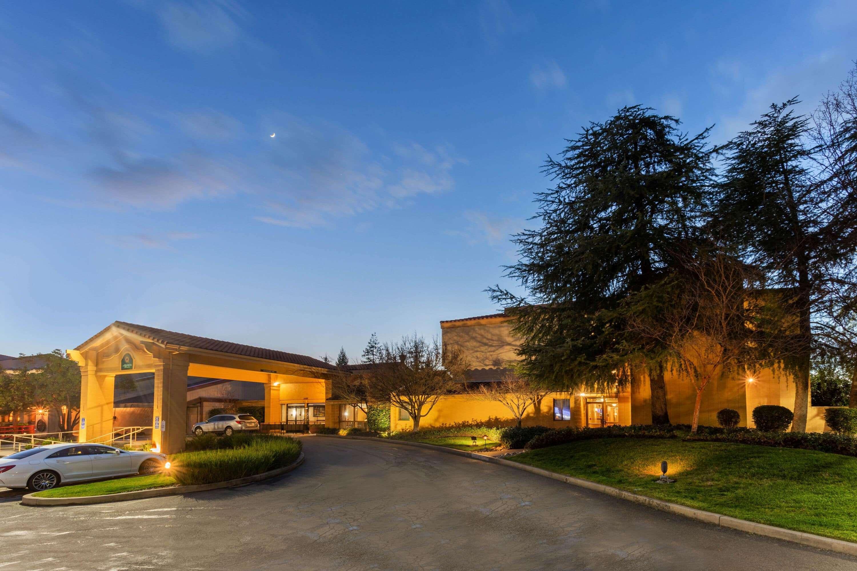 La Quinta By Wyndham Redding Hotel Exterior photo