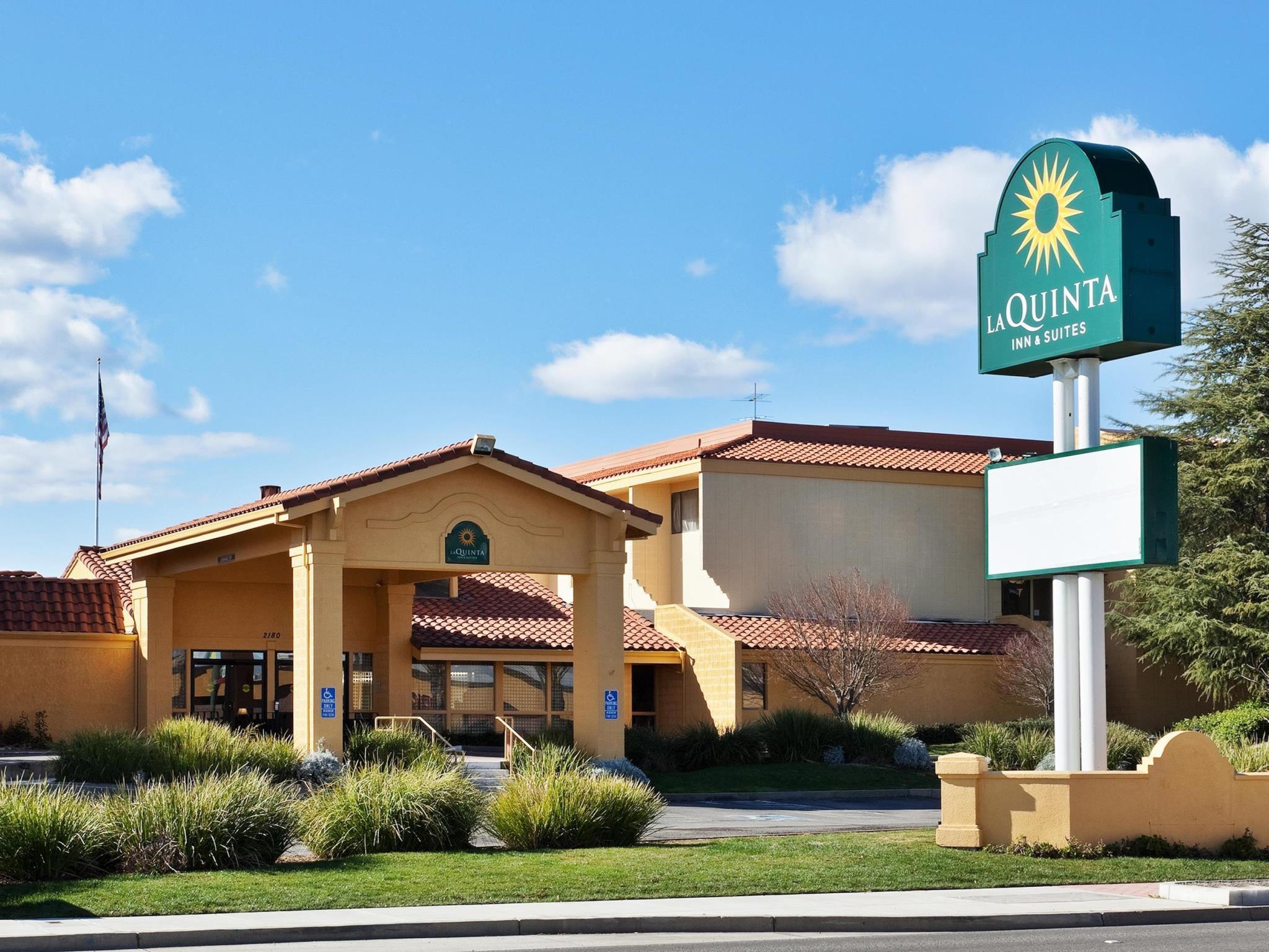 La Quinta By Wyndham Redding Hotel Exterior photo
