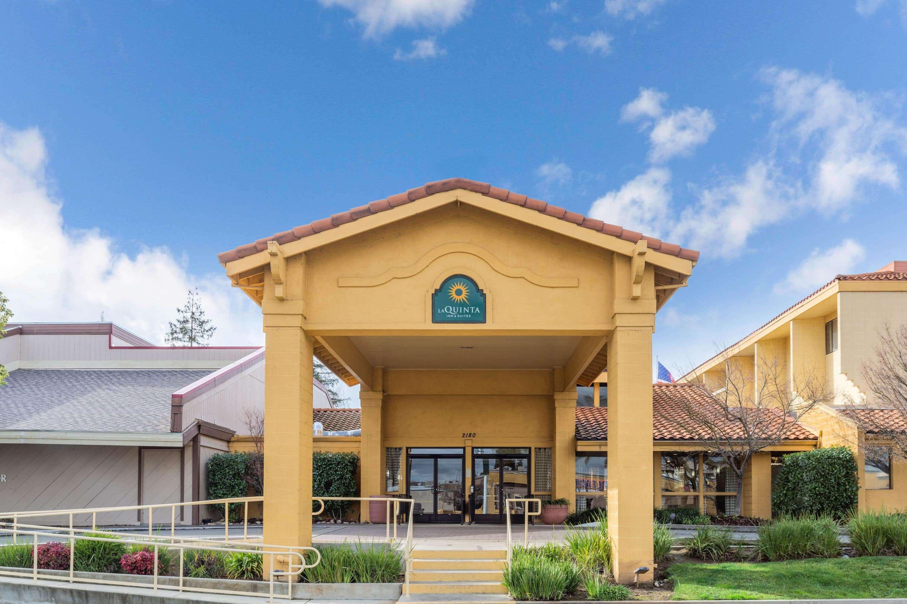 La Quinta By Wyndham Redding Hotel Exterior photo