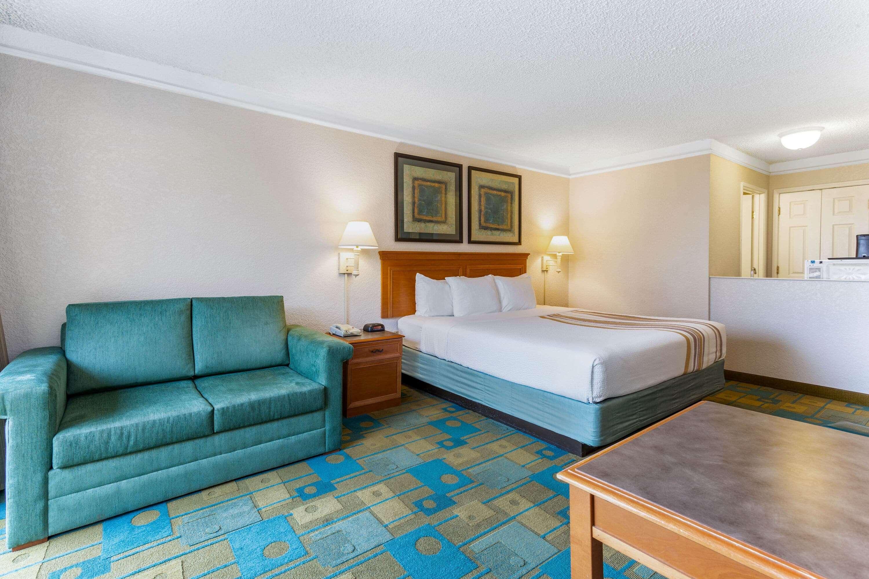 La Quinta By Wyndham Redding Hotel Exterior photo