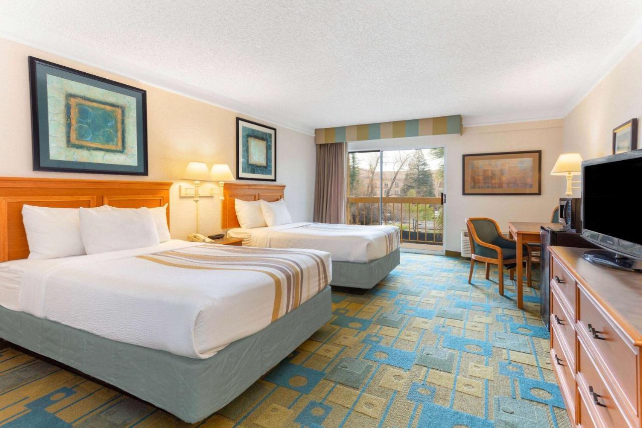 La Quinta By Wyndham Redding Hotel Exterior photo