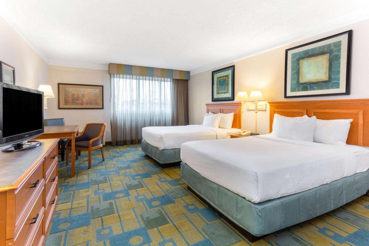 La Quinta By Wyndham Redding Hotel Exterior photo