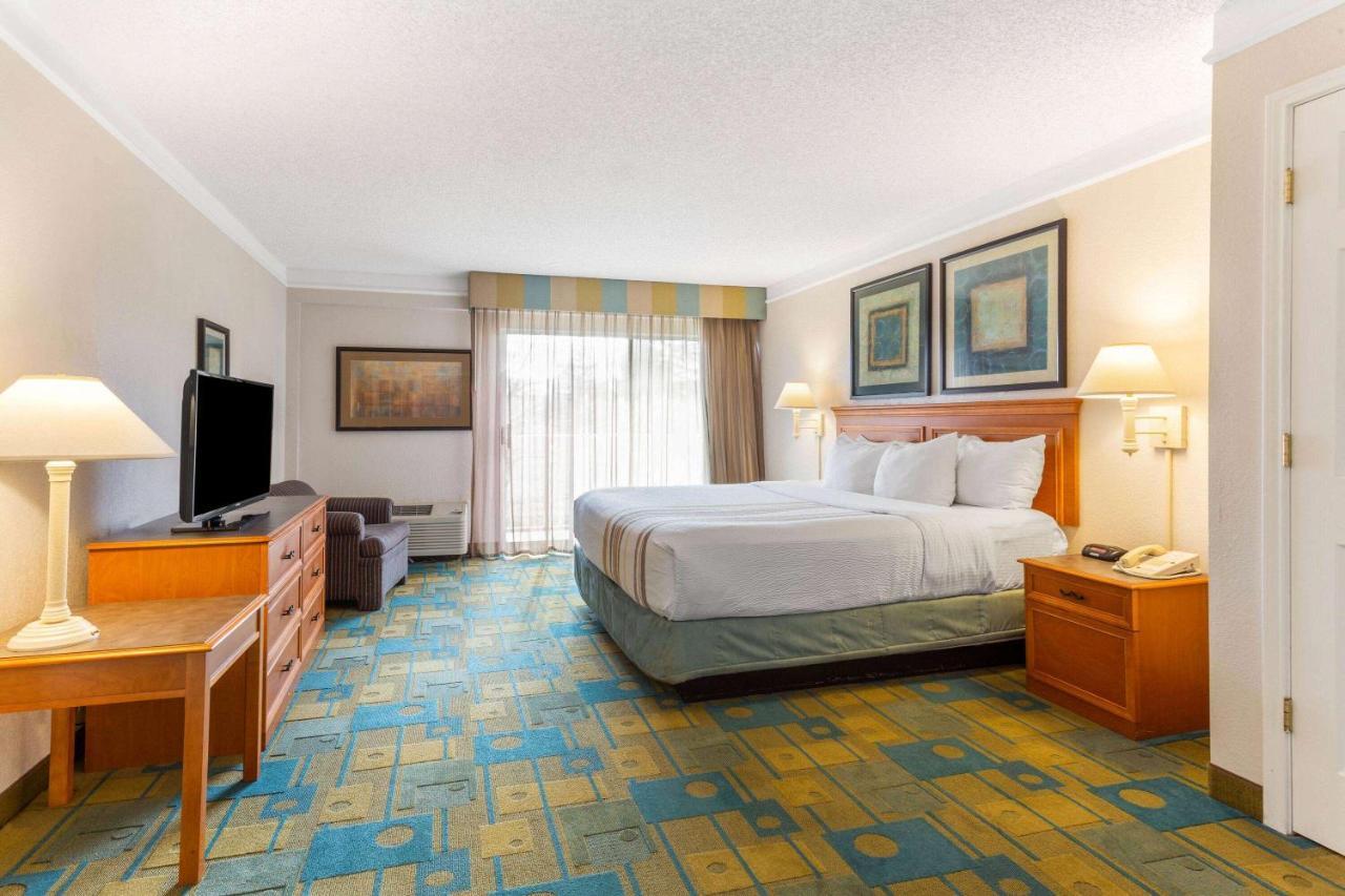 La Quinta By Wyndham Redding Hotel Exterior photo