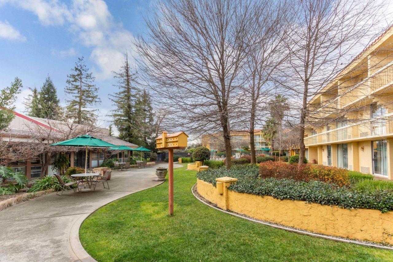 La Quinta By Wyndham Redding Hotel Exterior photo