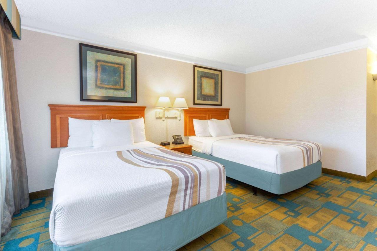La Quinta By Wyndham Redding Hotel Exterior photo