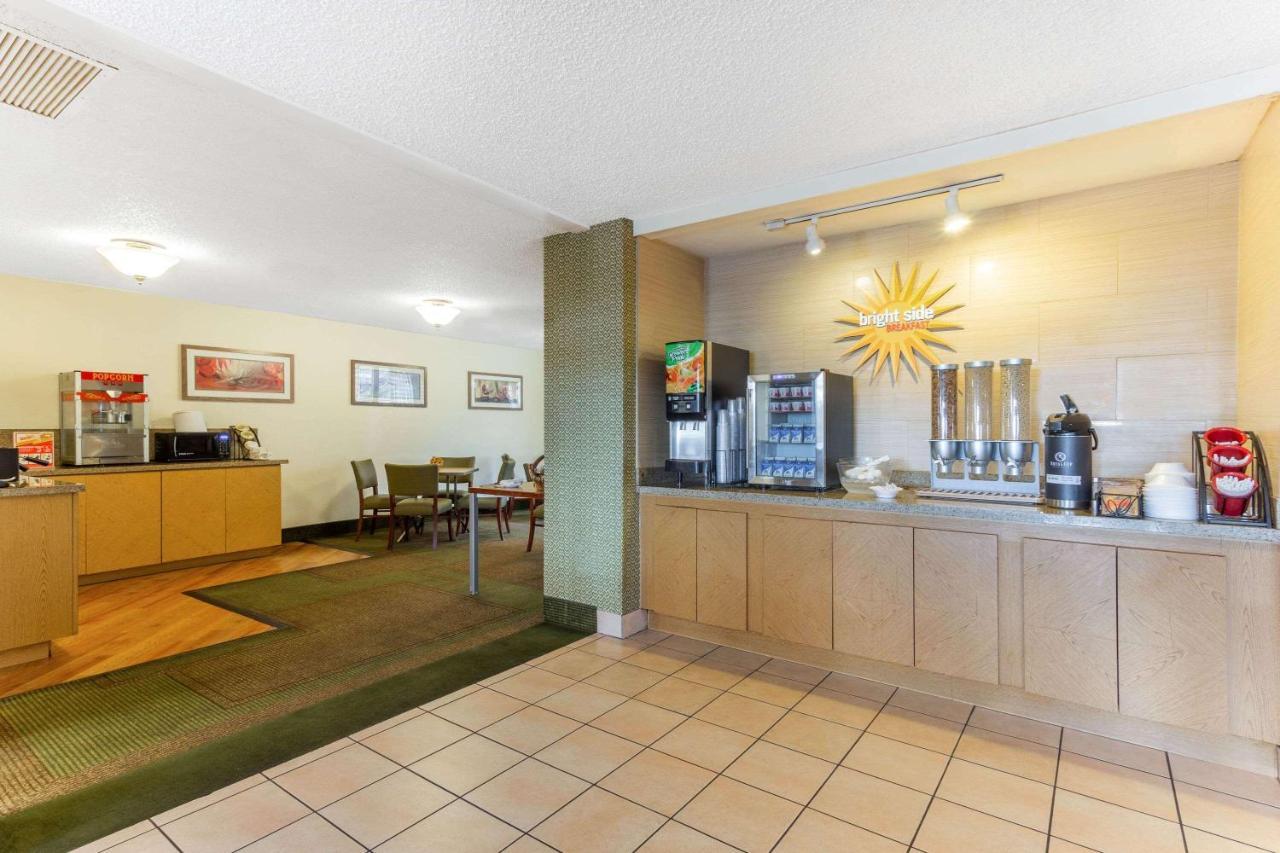 La Quinta By Wyndham Redding Hotel Exterior photo