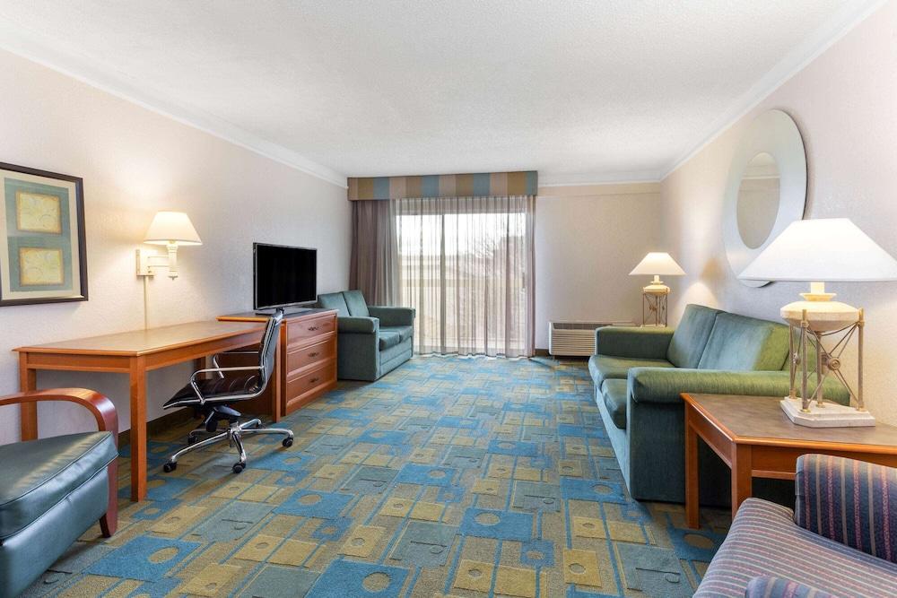 La Quinta By Wyndham Redding Hotel Exterior photo