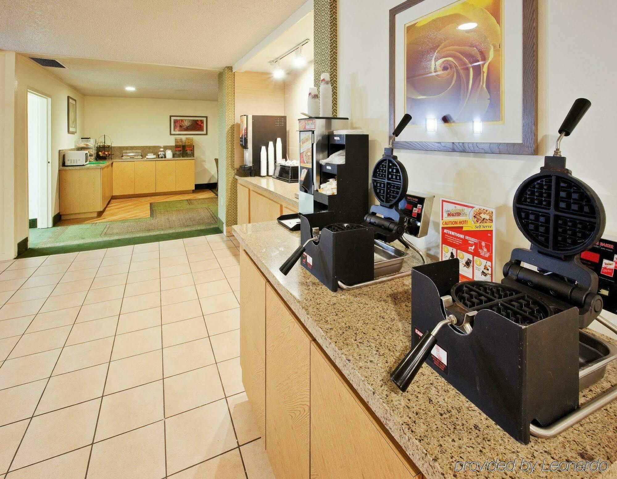 La Quinta By Wyndham Redding Hotel Exterior photo
